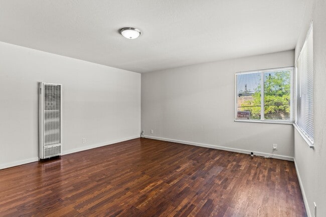 Building Photo - Sheffield Village Living: Spacious 2BD w/ Parking in San Leandro School District