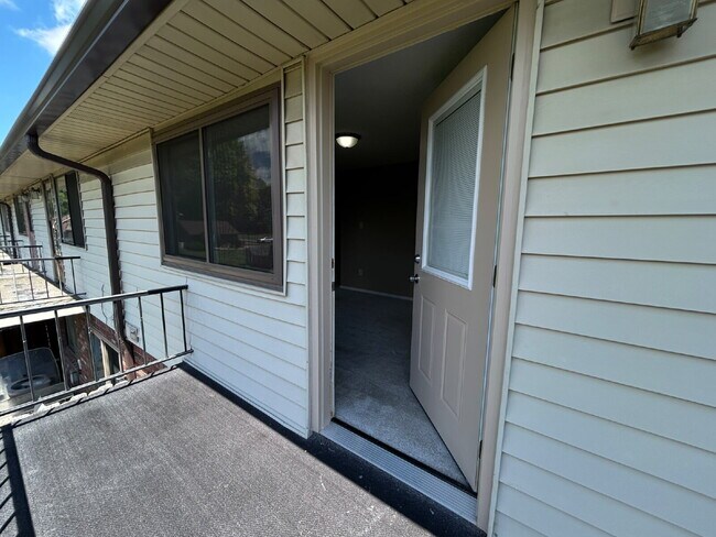 Building Photo - Charming 2-Bed Condo Retreat with 1.5 Baths in Prime Greenwood Location – 1088 Sq Ft of Comfort!