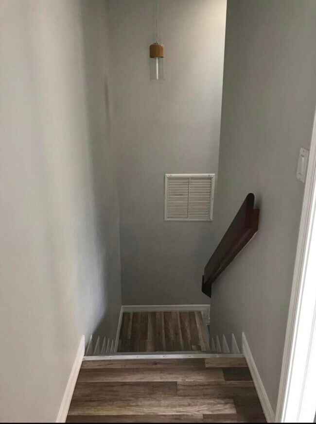 Building Photo - 560 NE 48th St