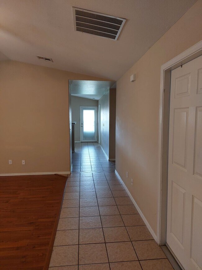 Building Photo - Beautiful 3 Bedroom Home in Legends West