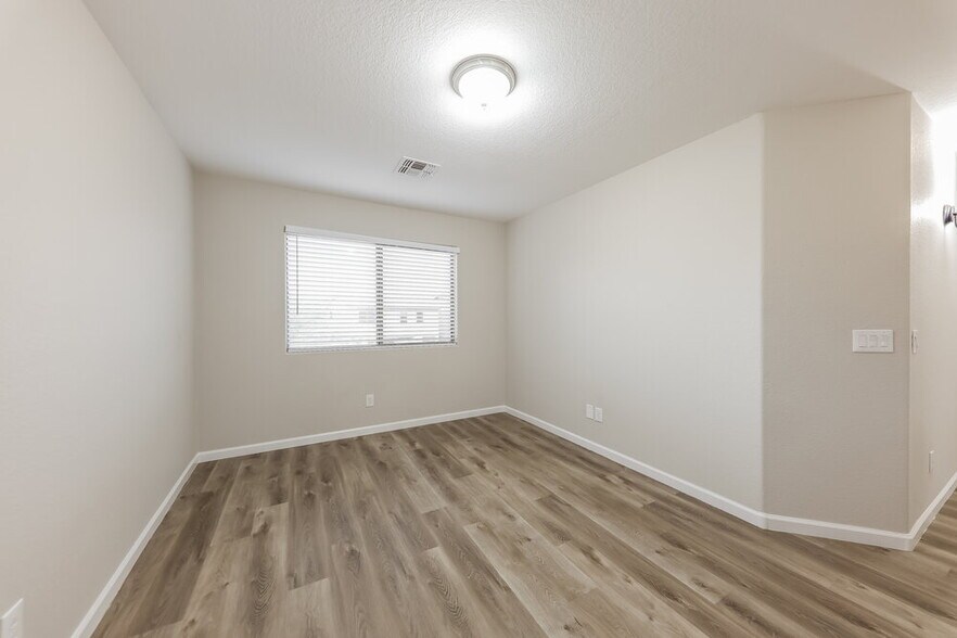 Building Photo - 2505 W Red Fox Rd