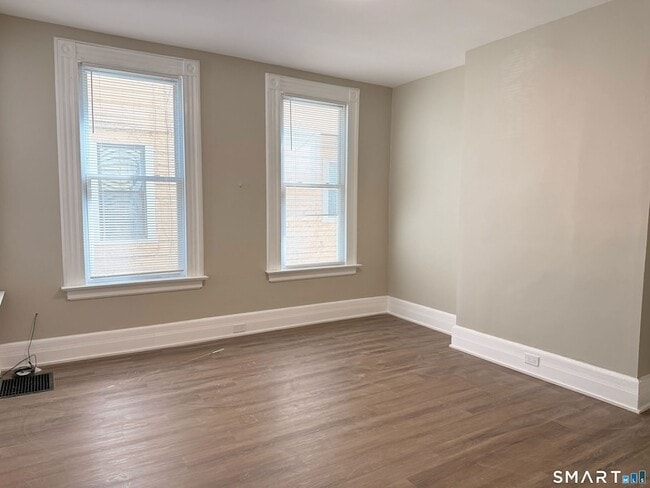 Building Photo - 876 Elm St