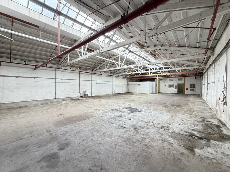 Building Photo - 610 N Albany Ave