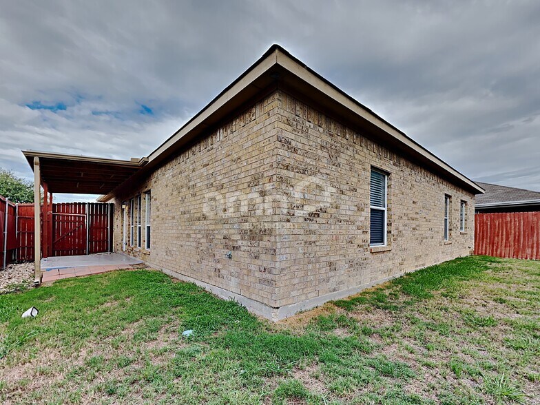 Building Photo - 73 N Highland Dr