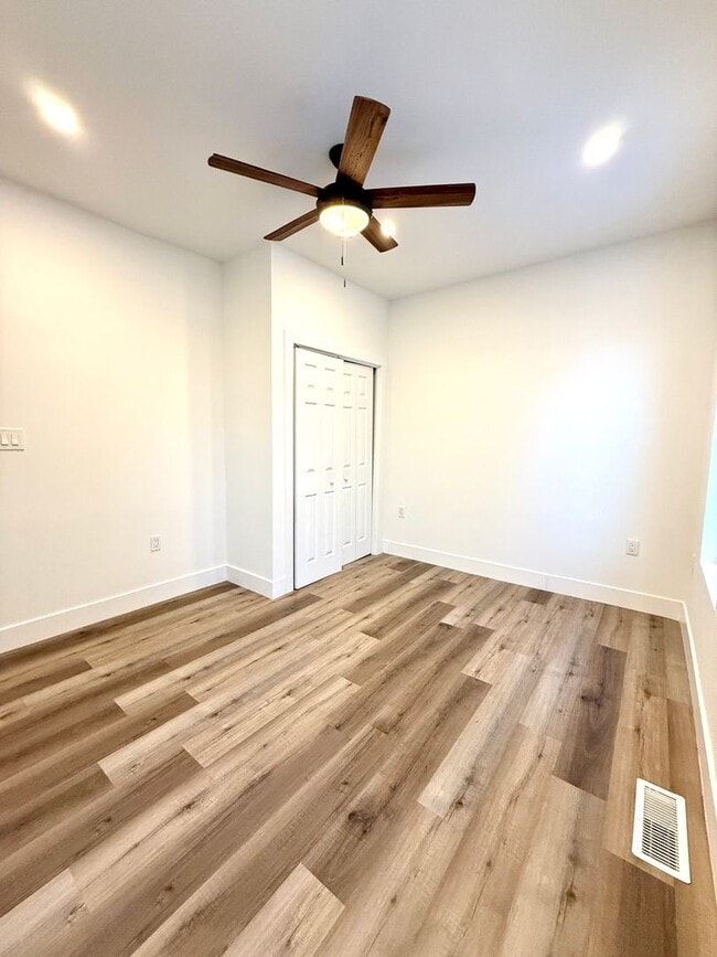 Building Photo - Large Fully Renovated 3Br-2 Full bath apartment!