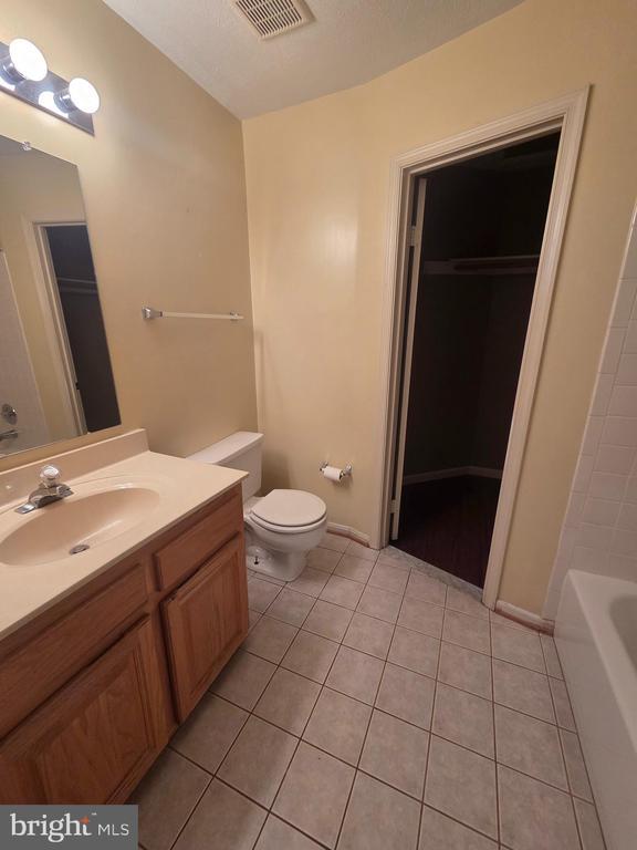 Building Photo - 3059 Southampton Dr