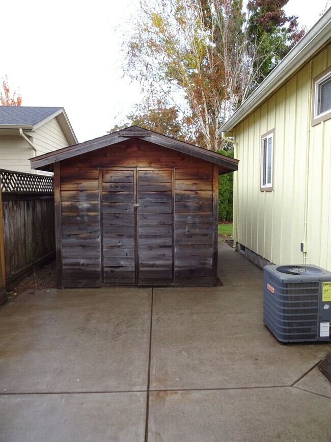 Building Photo - Charming 3 Bed, 2 Bath Home in Satna Clara