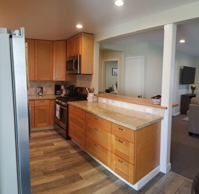 Building Photo - Immaculate 5 Bedroom 3 bath home with beautiful hill views!