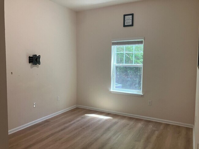 Building Photo - 2109 Golden Lake Loop