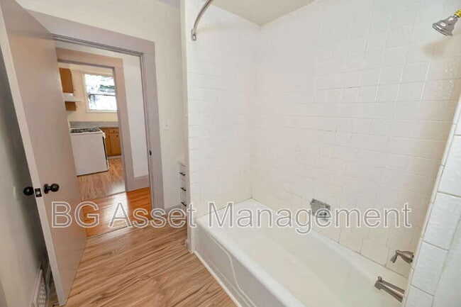 Building Photo - 3808 Lakeshore Ave