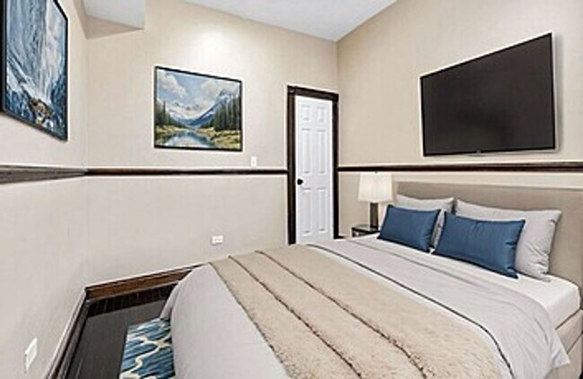 Building Photo - 1826 S Drake Ave