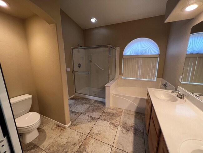 Building Photo - 4 BEDROOM WITH POOL