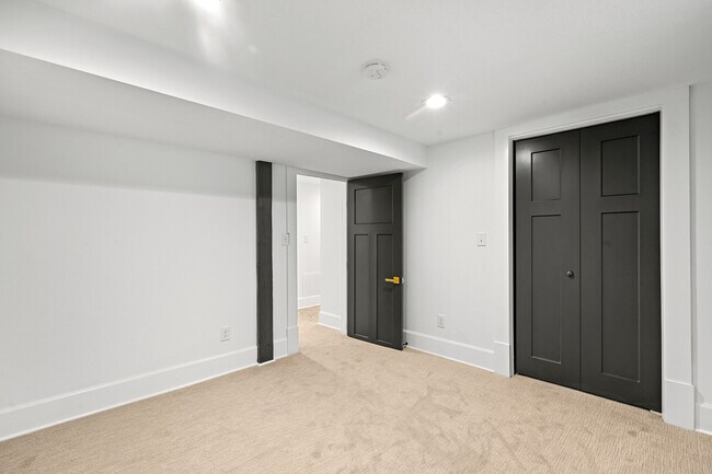 Building Photo - 3127 33rd Ave S