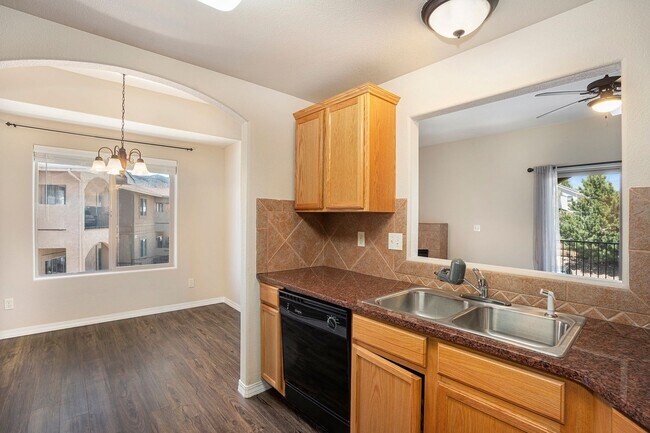 Building Photo - 2 bedroom Townhome near Bear Creek Park