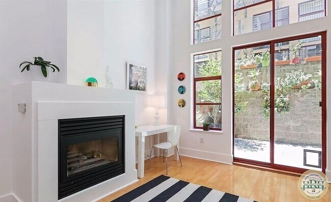 Building Photo - Spacious 1BR|2BA Loft Style Condo in the h...