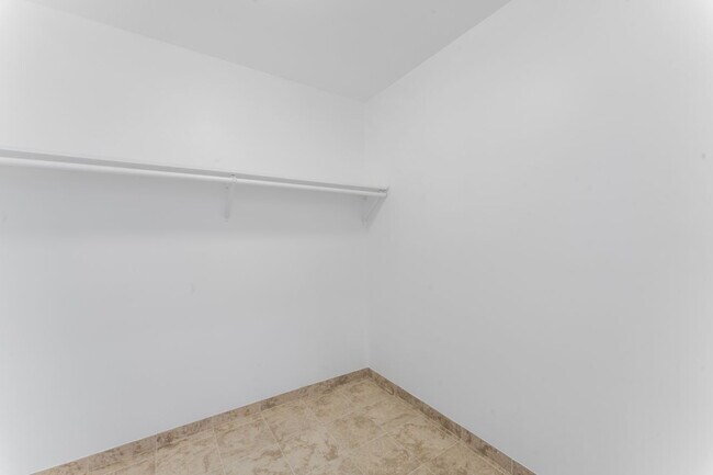 Building Photo - "Charming 2-Bed, 2-Bath Gem with RV Access in Santa Clarita!"