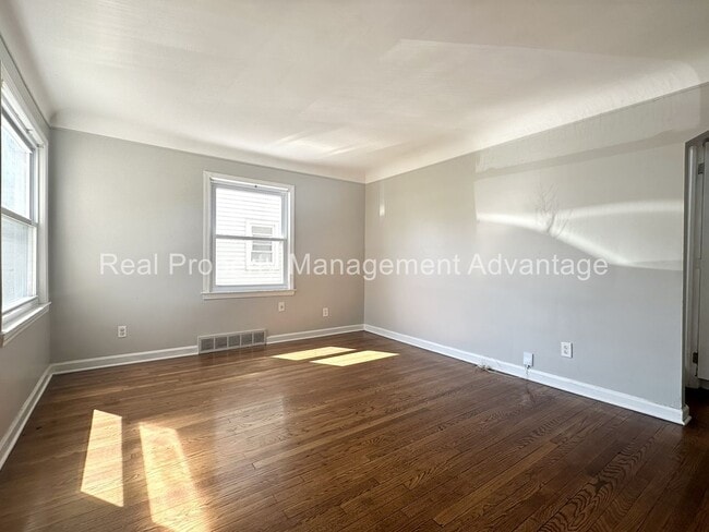 Building Photo - 3 Bedroom Bungalow in the Heart of Roseville!