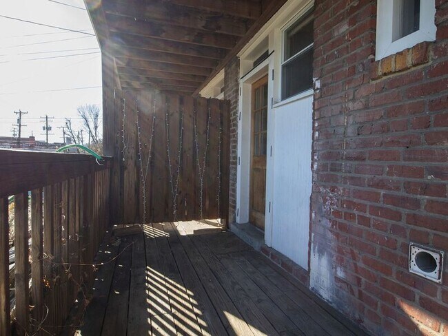 Building Photo - 1400 Bainbridge St