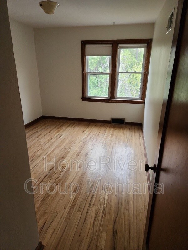 Building Photo - 336 S 5th St E