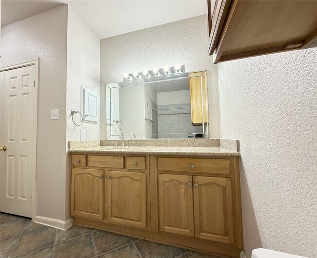 Building Photo - 2255 Braeswood Park Dr