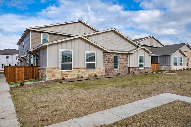 Building Photo - AVAILABLE NOW! GORGEOUS 2 BEDROOM FOUR PLE...