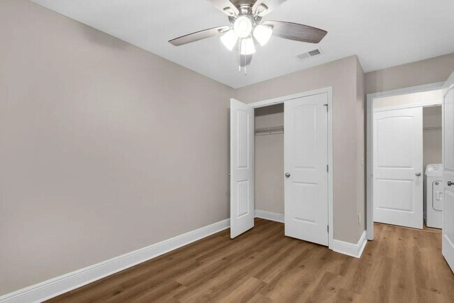 Building Photo - 17 W Shady Oaks Ln