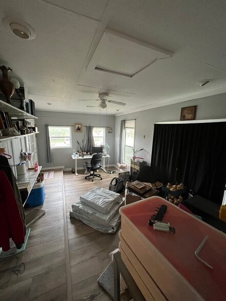 Extra room - 18306 Center St