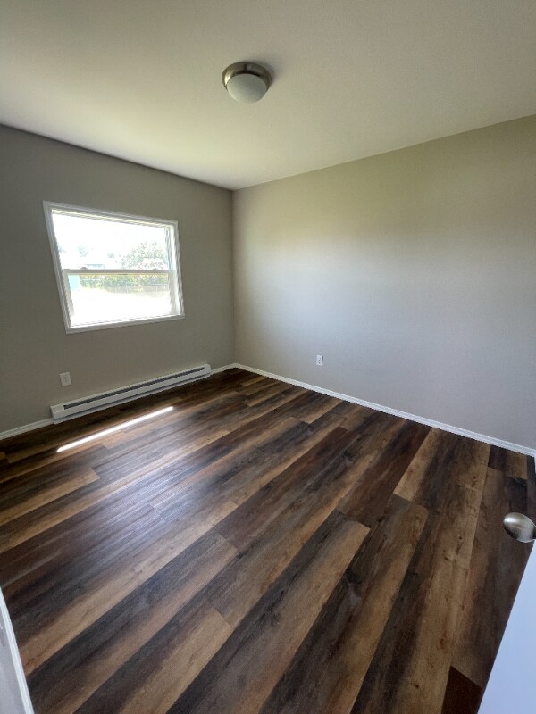 Building Photo - 2555 Valley Dr