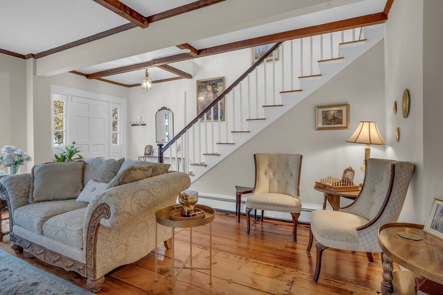 Lining room, 1st floor - 205 Main St