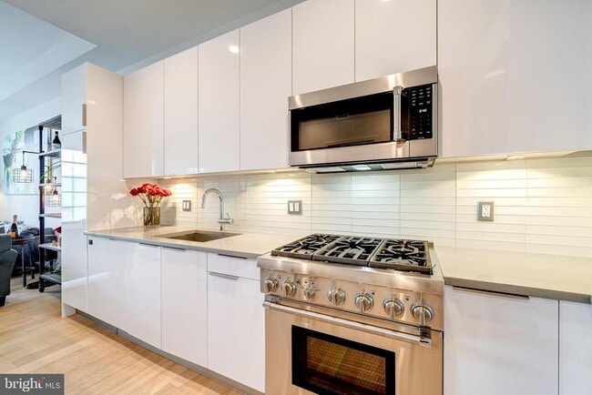 Building Photo - 45 Sutton Square SW