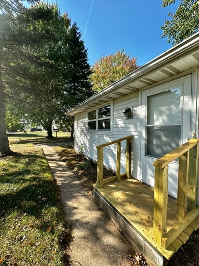 Building Photo - 2202 Sunny Ln