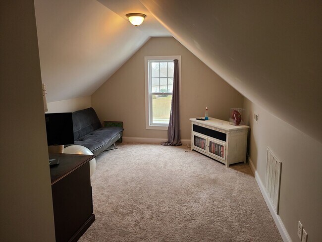 Building Photo - Beautiful unfurnished 3 bedroom, 2.5 bath ...