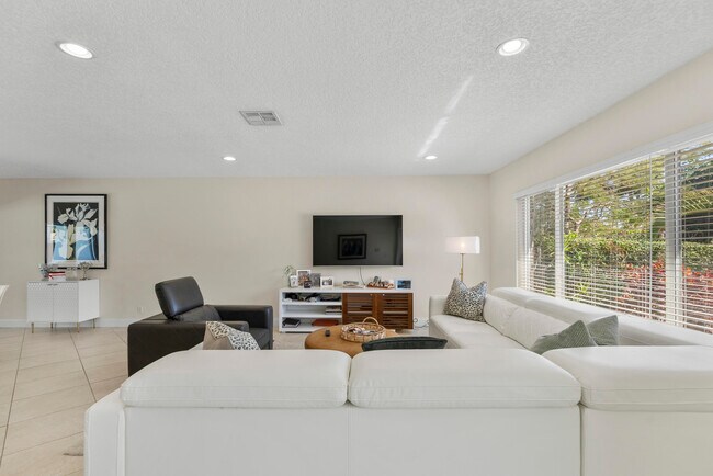 Building Photo - 401 NE 10th Terrace