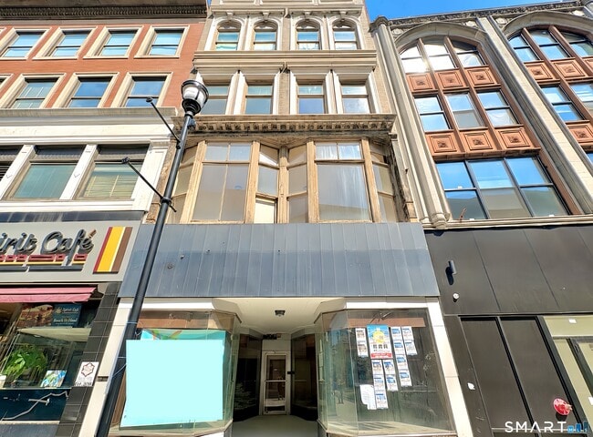 Building Photo - 105 Bank St