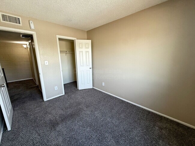 Building Photo - 5244 W Lynwood St