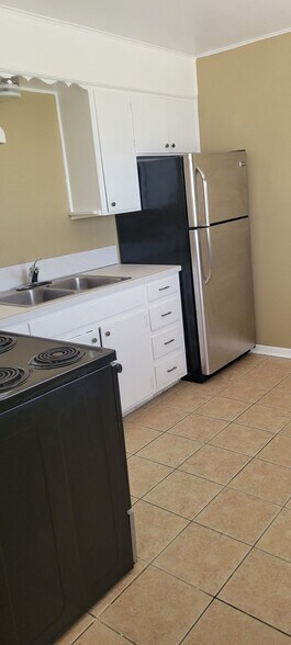 Building Photo - 304 E Carpenter Ave