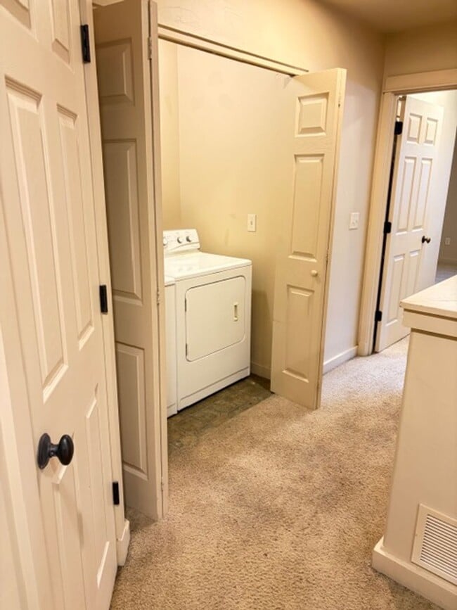 Building Photo - 3 Bedrooms 2 1/2 Bathroom Bozeman Townhouse - Great Location