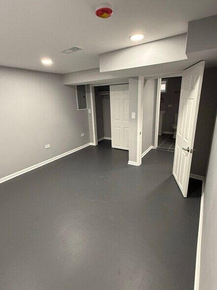 Building Photo - 4537 S Lavergne Ave