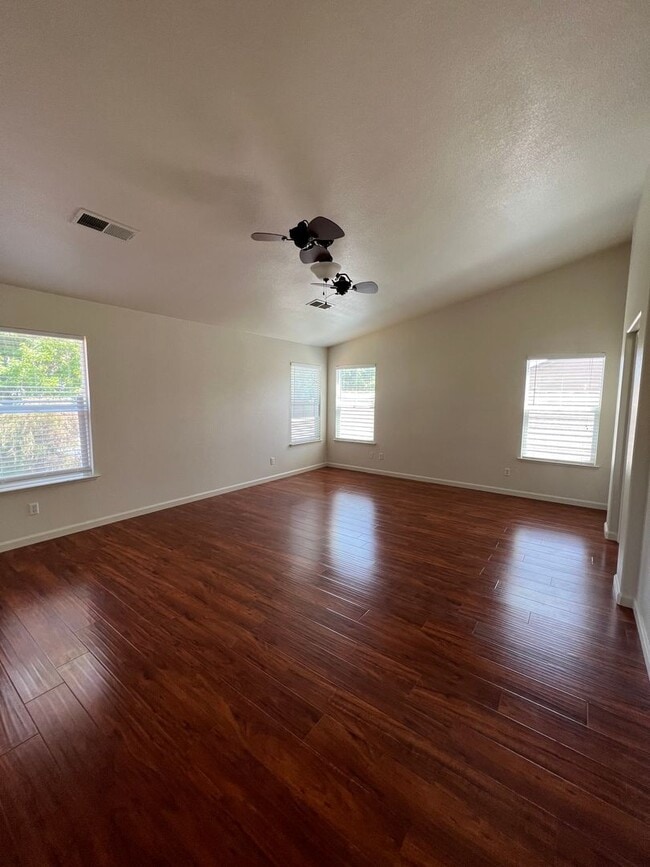 Building Photo - Spacious 4 bedroom 2.5 Bathroom Gold River...