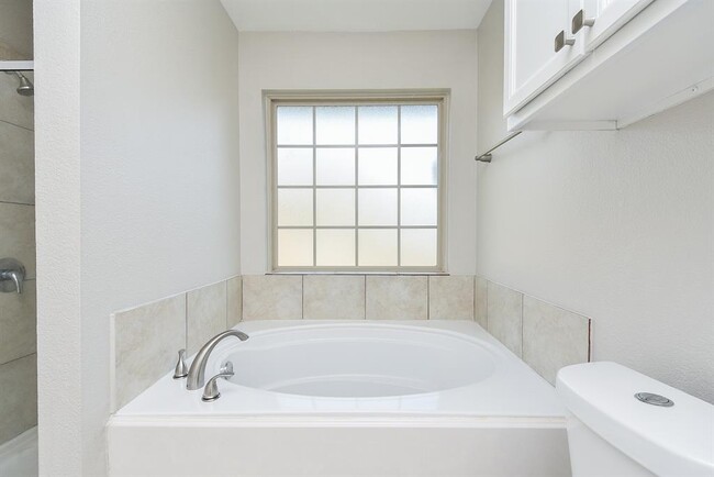 Building Photo - 946 Oak Falls Dr