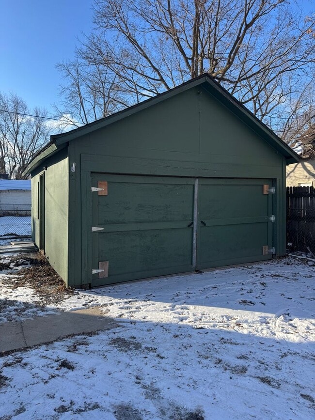 Building Photo - 315 Center St