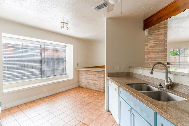 Building Photo - 22018 Kenlake Dr