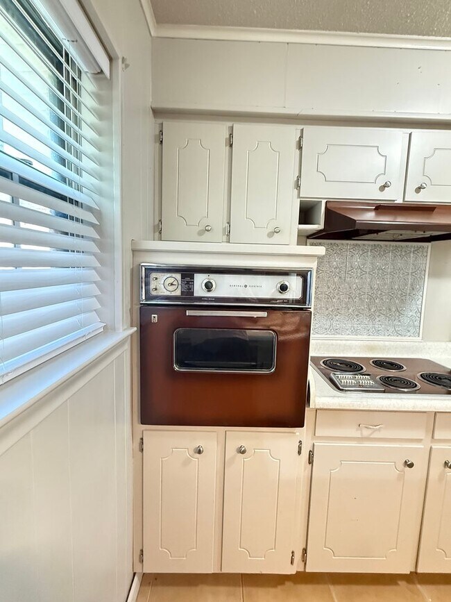 Building Photo - Classic Celina Charm with Vintage Comfort ...