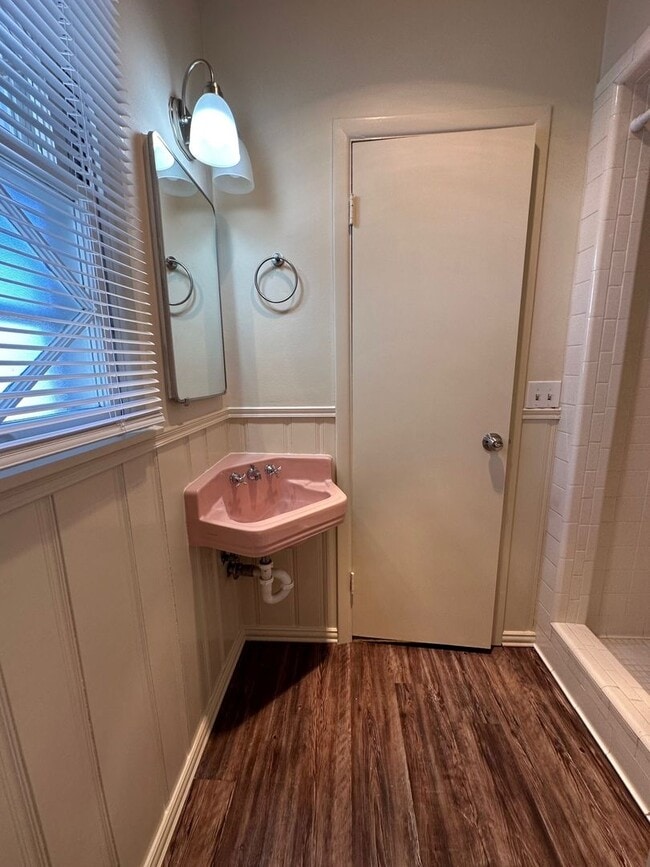 Building Photo - 1106 La Paloma St