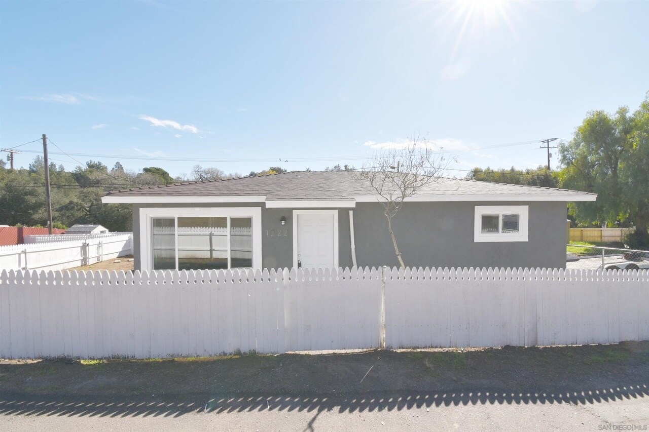 Building Photo - 1222 Willowside Ter