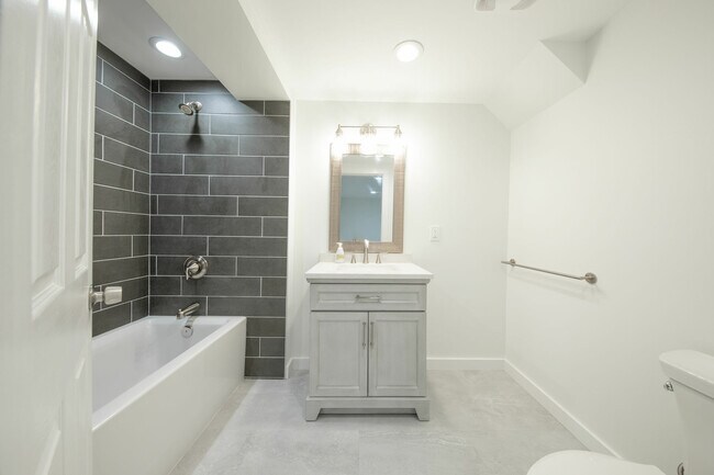 Building Photo - 2527 NE 110th St