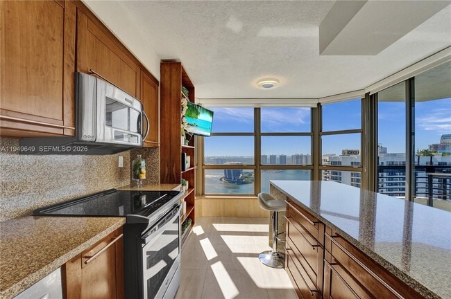 Building Photo - 3500 Mystic Pointe Dr