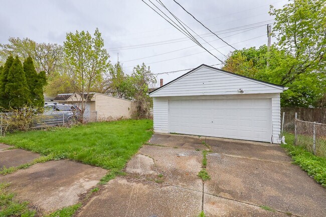 Building Photo - Spacious 3 bedroom/1 bath Single house! Ga...