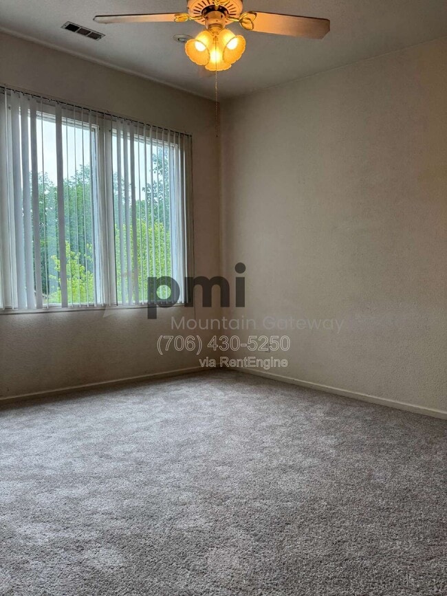 Building Photo - 131 Primrose Dr