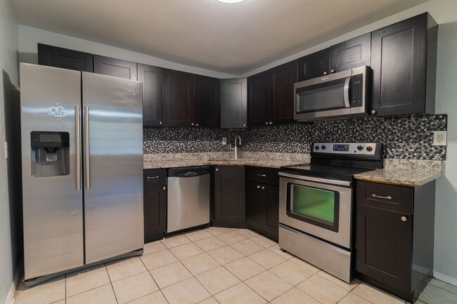 Building Photo - Conveniently located Midtown home - near h...